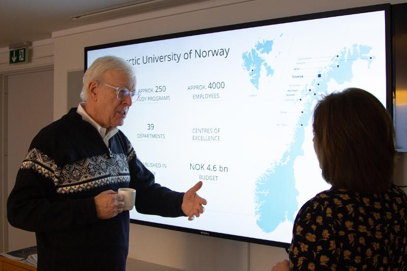 Ambassadør Marc Nathanson synes det er interessant at UiT har hele 11 studiesteder over hele Nord-Norge. 